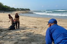 Satpolairud mengajak pelajar tangani sampah untuk memperindah pantai di Garut