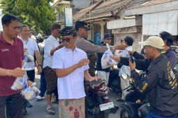 Pemkab Badung distribusikan air mineral dan snack untuk warga antre BBM di 38 SPBU