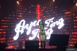 Ayu Ting Ting dan Shabrina Leanor beraksi di Synchronize Fest