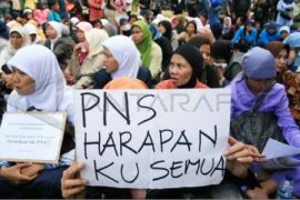 Ribuan guru honorer Sukabumi mogok mengajar