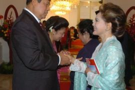 Dewi Soekarno kunjungi pameran seni koleksi istana