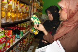Petugas Temukan Puluhan Barang Kedaluwarsa Masih Dijual