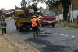 Pemprov Jateng perbaiki jalan raya Kledung-Secang