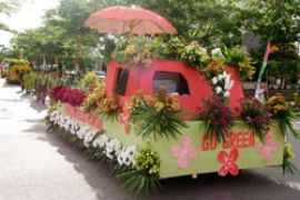 Pawai Mobil Berhias Disambut  Ribuan Penonton