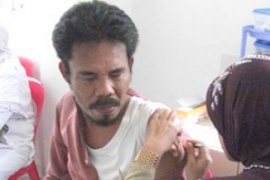 Calon Haji dari Karimun Disuntik Vaksin Meningitis