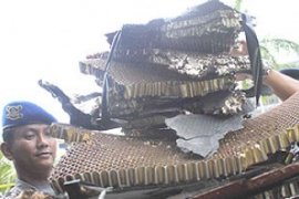 Petugas Angkut Serpihan Komponen Qantas di Batam