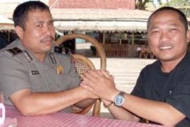 Aiptu Abdul Latif dan Jurnalis  Syahid Busthomy Berdamai 