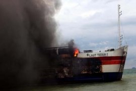 Kapal Roro Terbakar Page 1 Small