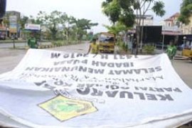 Panwaslu "Sisir" Jalan Batam Bersihkan Atribut Kampanye