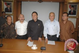 Menhut dan Satgas Pemberantasan Mafia Hukum Tindak Pelanggaran Hutan di Kalteng