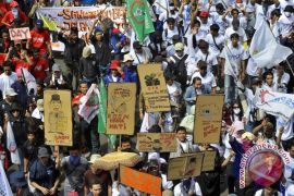 Solutions to migrant worker problems expected from ASEAN Summit