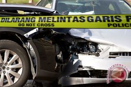 Polisi evakuasi korban kecelakaan sebabkan tewas