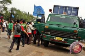 Sopir Truk Unjuk Rasa Tolak Pungli