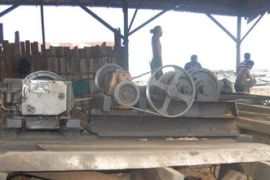 MENUNGGU KAYU GELONDONGAN