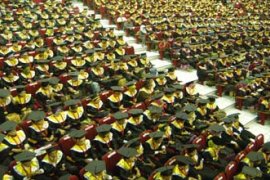 Wisudawan terbaik Unhas persembahan di hari ibu 