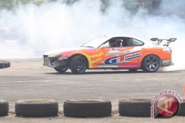 Aksi Drifter Di Arena IIMS 2011