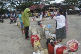 Warga Kendari Antri Minyak Tanah Murah
