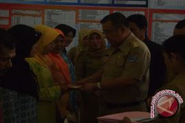 Wali Kota Kendari Serahkan Bantuan Bibit Sapi