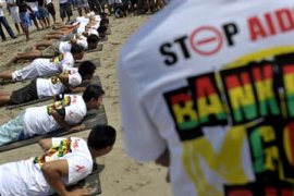 BERSELANCAR DAN KAMPANYE AIDS