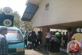 Dua Kelompok Massa Demo di KPU Provinsi Sultra