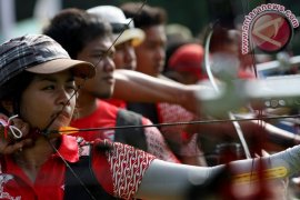 Dellie Threesyadinda pecahkan rekor panahan nasional