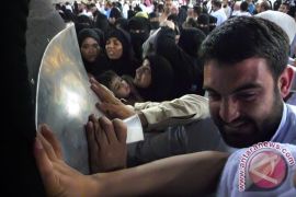 Umat Islam kembali cium Hajar Aswad, setelah pembatas Ka'bah diangkat