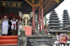 "Pelinggih" Dewa Kemakmuran Ramai Didatangi Umat Budha