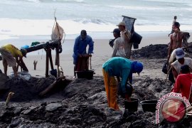 Warga tinggalkan pekerjaan menambang emas