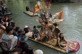 Sensasi naik rakit bambu di Wisata air Kasongan