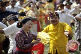 Bupati Karangasem "Joged" Bersama Warga Kikis Erotisme