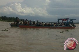 Perahu Penyeberangan Tradisional Tenggelam Di Tenggarong 