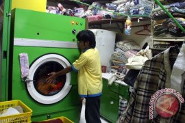 Hujan terus, jasa cuci pakaian panen