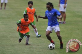 Edgar Davids ditunjuk menjadi pelatih baru Olhanense