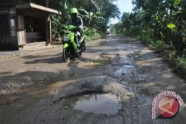 Warga Warukin Keluhkan Jalan Rusak