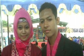 Busana Muslim Bahan "Endek" Ala SMA