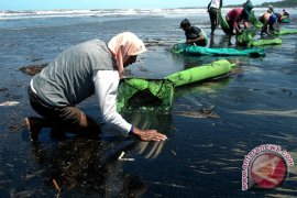 Nelayan pun menjaring batubara di Pantai Bengkulu