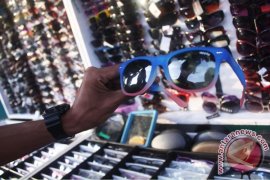 Kacamata kaki lima Page 1 Small