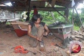 Hidup Dengan Kayu Limbah 