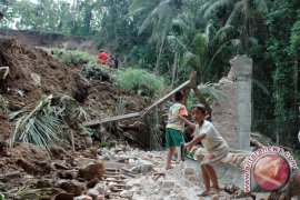 Rumah warga rusak parah akibat tanah longsor 