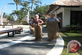 Tamu Nirwana Resort Adopsi Tukik