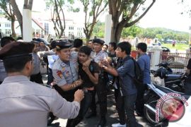 Sidang Putusan Perkosaan Berakhir Ricuh