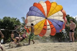 WISATA PARASAILING