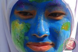 Activists clean river in commemorating Earth Day