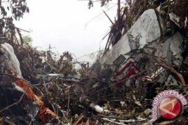 Evakuasi bangkai Sukhoi dengan alat seadanya