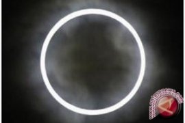 Gerhana Matahari "Cincin Api" Meredupkan Langit