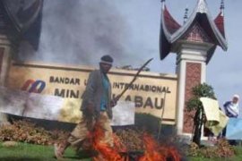 BLOKIR JALAN BANDARA