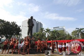 Patung MH Husni Thamrin salah satu spot foto warga rayakan HUT Jakarta di Monas