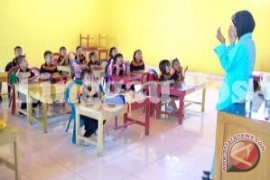 Tiga guru TK unjuk kemampuan bercerita "SMC"