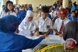 Ratusan sekolah di OKU terima dana BOS