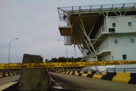 Polda Kepri Selidiki Tongkang Tabrak Jembatan